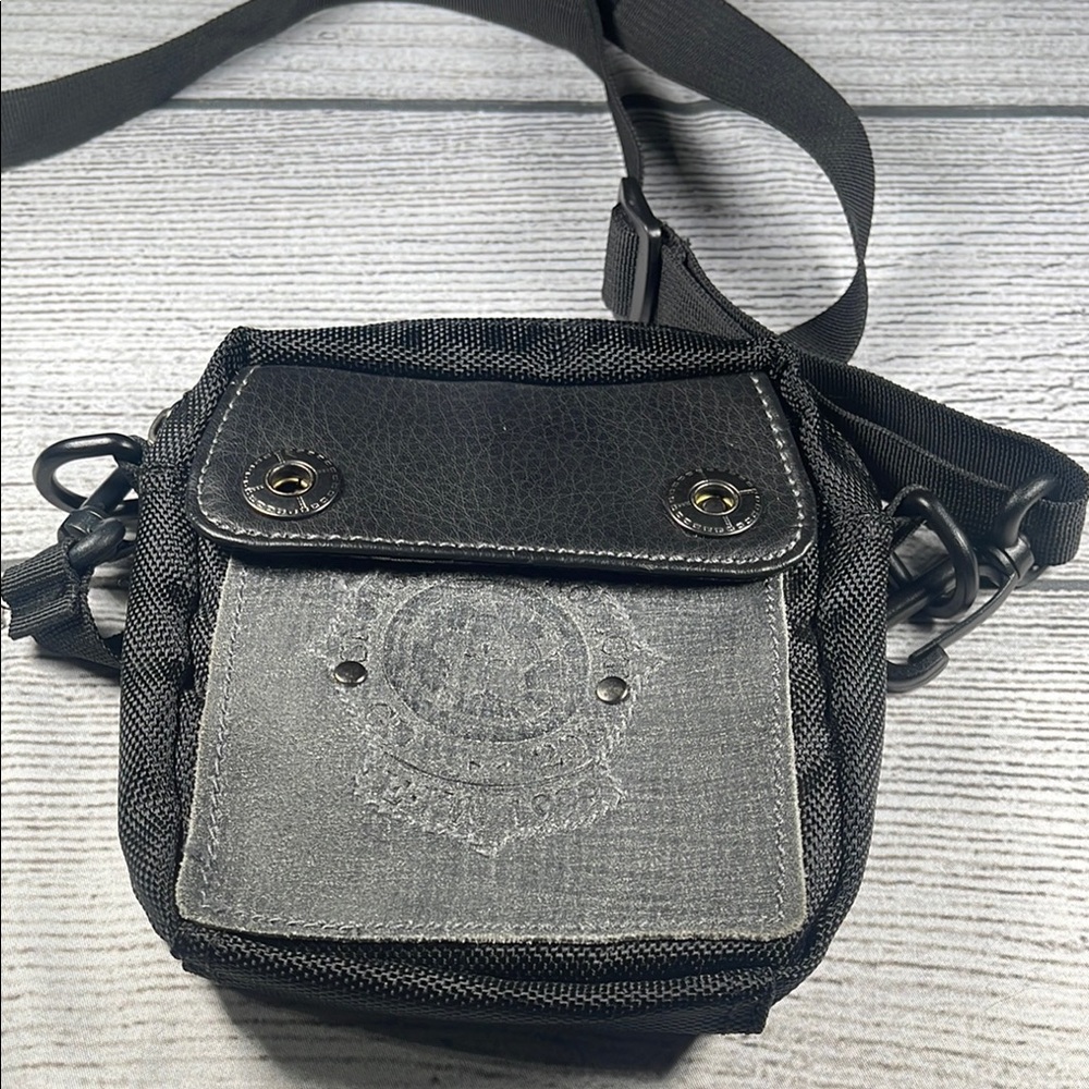 Compact Black Crossbody‎ Bag with Adjustable Strap and Structured Design